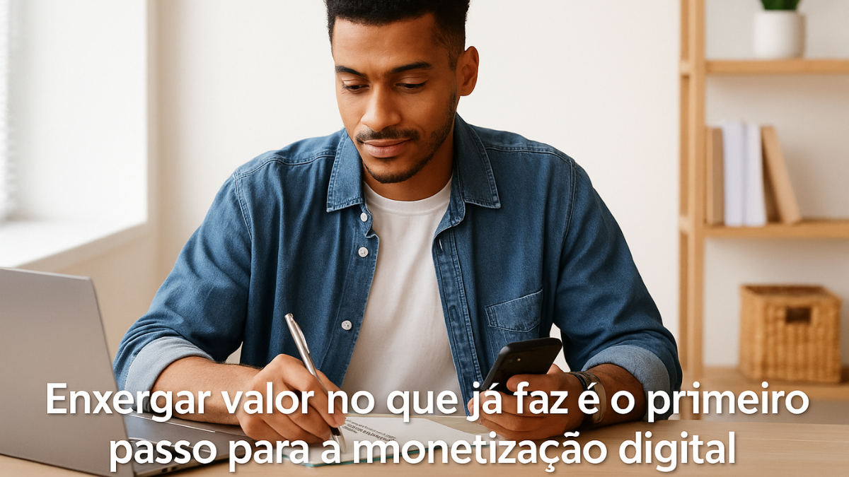 Mulher organizando o planejamento semanal em mesa de trabalho com agenda e notebook
