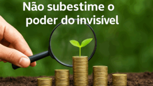 Mão segurando lupa sobre moedas empilhadas com muda crescendo no topo