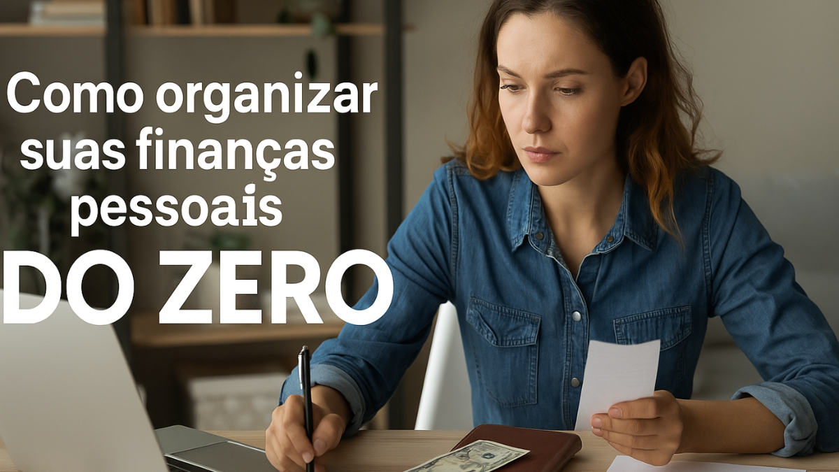 Mulher analisando suas finanças pessoais com laptop, caderno e dinheiro sobre a mesa