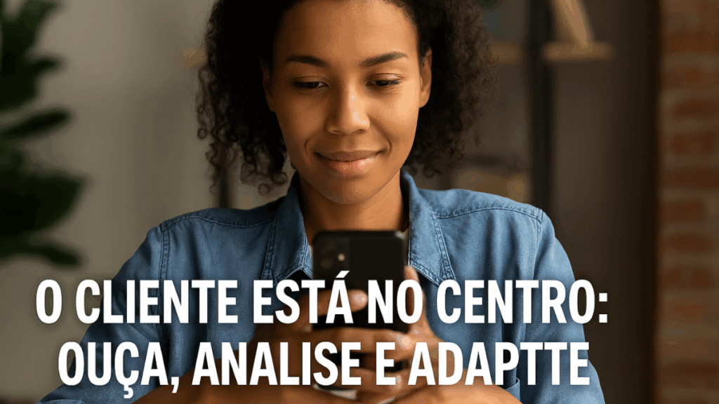 Mulher sorrindo enquanto analisa o celular, simbolizando escuta ativa e análise de comportamento do cliente
